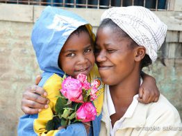 （東京・広尾） AFRIKA ROSEのバラは、ケニアの契約農家さんから直接送られてくるバラ。大輪で色鮮やか、１～２週間と長く楽しめるのが特徴です。 もっと、アフリカの薔薇を世界へ。もっと、笑顔あふれる世界のために。 フェアトレードのバラが、地球の裏側にいる薔薇農園の女性と子どもたちの笑顔に繋がります。 オンラインストアもぜひご覧ください。