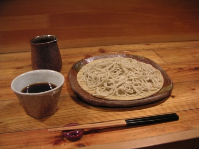 (東京・下北沢) 常盤秋蕎麦の実を石臼で挽いた手打ち十割蕎麦を提供しています。 つゆやつまみは、無農薬・無添加素材を採用。日本酒などアルコール類も置いています。
